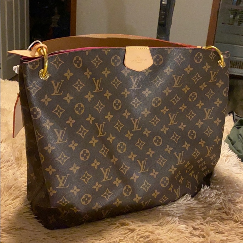 Not Authentic Louis Vuitton should bag .